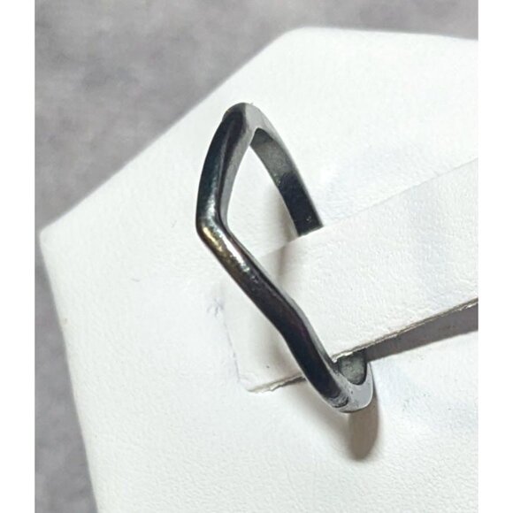 Minimalist Slight Chevron Silver Gunmetal Tone Ring Size 6 - Picture 3 of 15
